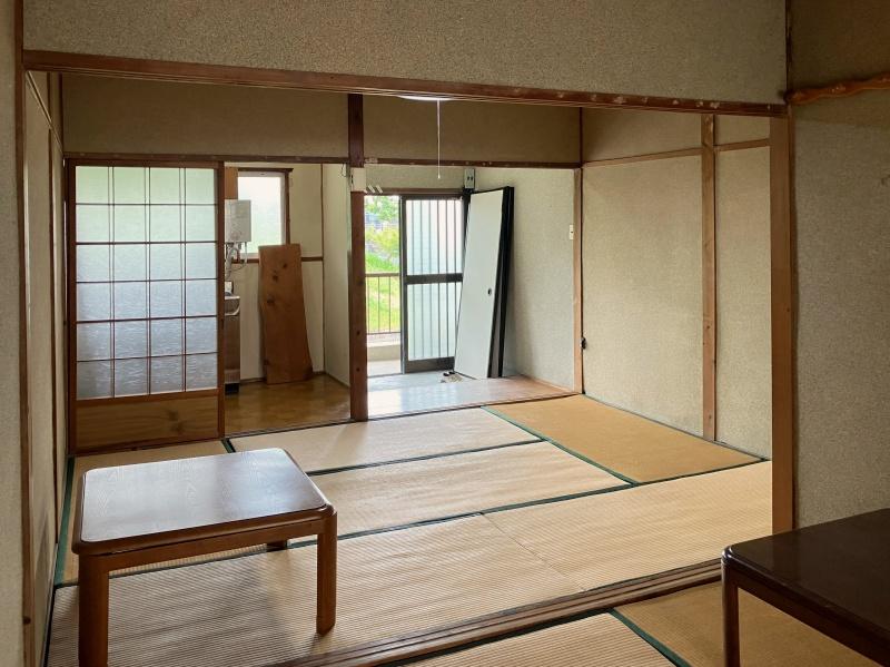 大阪府東大阪市日下町１丁目の賃貸物件/玄関は南西向き。コンパクトな室内は十分明るい。
