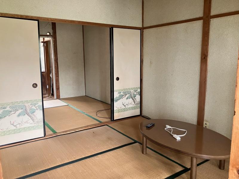 大阪府東大阪市日下町１丁目の賃貸物件/味のある襖はそのまま残しても雰囲気があります。