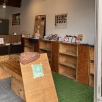 大阪府東大阪市日下町１丁目の賃貸物件/作家さんの作品が並びます。