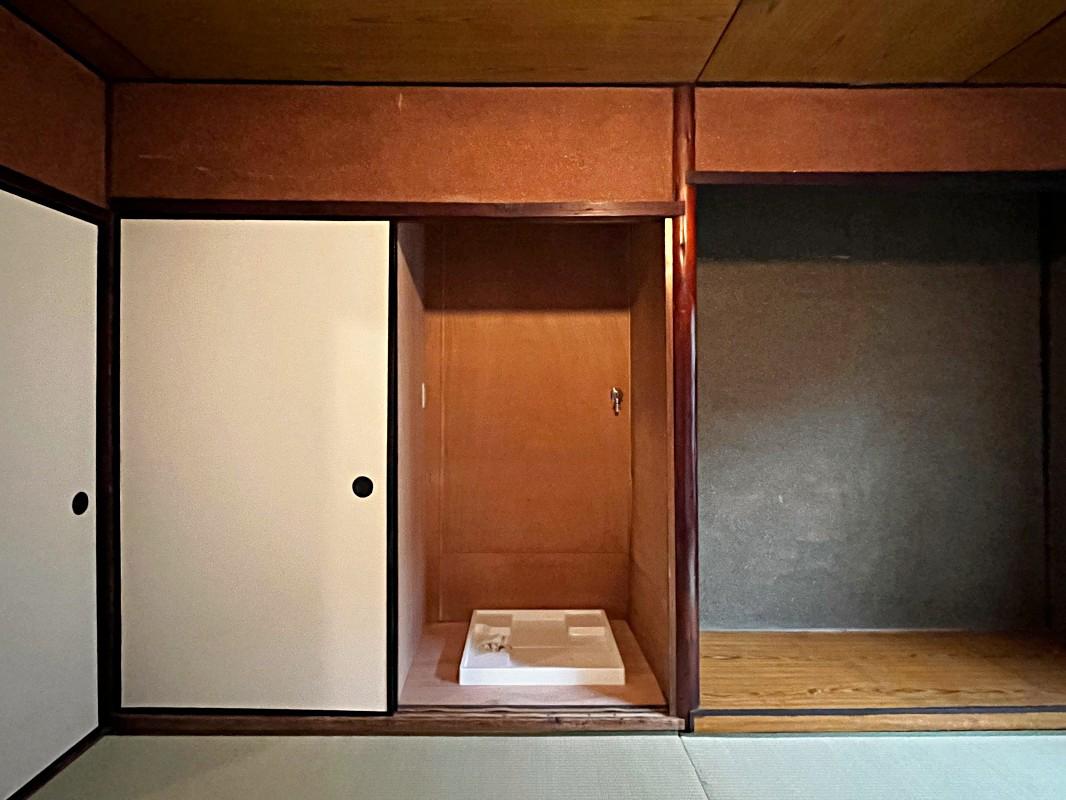 東大阪市永和3丁目の賃貸物件/押入の中に鎮座する室内洗濯機。使わないときは襖で隠せます。