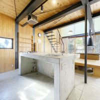 大阪府箕面森町北の賃貸物件/コンクリート製のキッチン。使用感がありますが、タフな印象。
