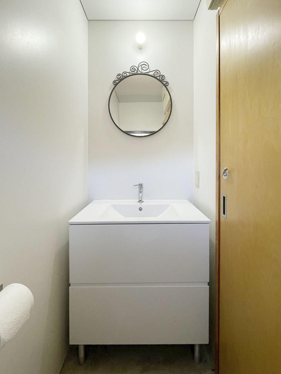 大阪府箕面森町北の賃貸物件/トイレの向かい側の壁に洗面。