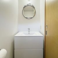 大阪府箕面森町北の賃貸物件/トイレの向かい側の壁に洗面。