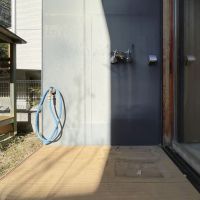 大阪府箕面森町北の賃貸物件/洗濯機置き場は屋外に。散水栓と屋外コンセントもあって、庭を使うには便利。