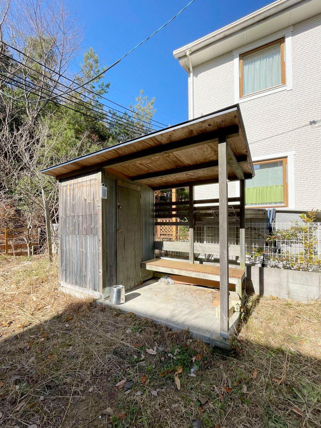 大阪府箕面森町北の賃貸物件/庭に物置小屋、奥には里山が。