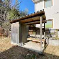 大阪府箕面森町北の賃貸物件/庭に物置小屋、奥には里山が。