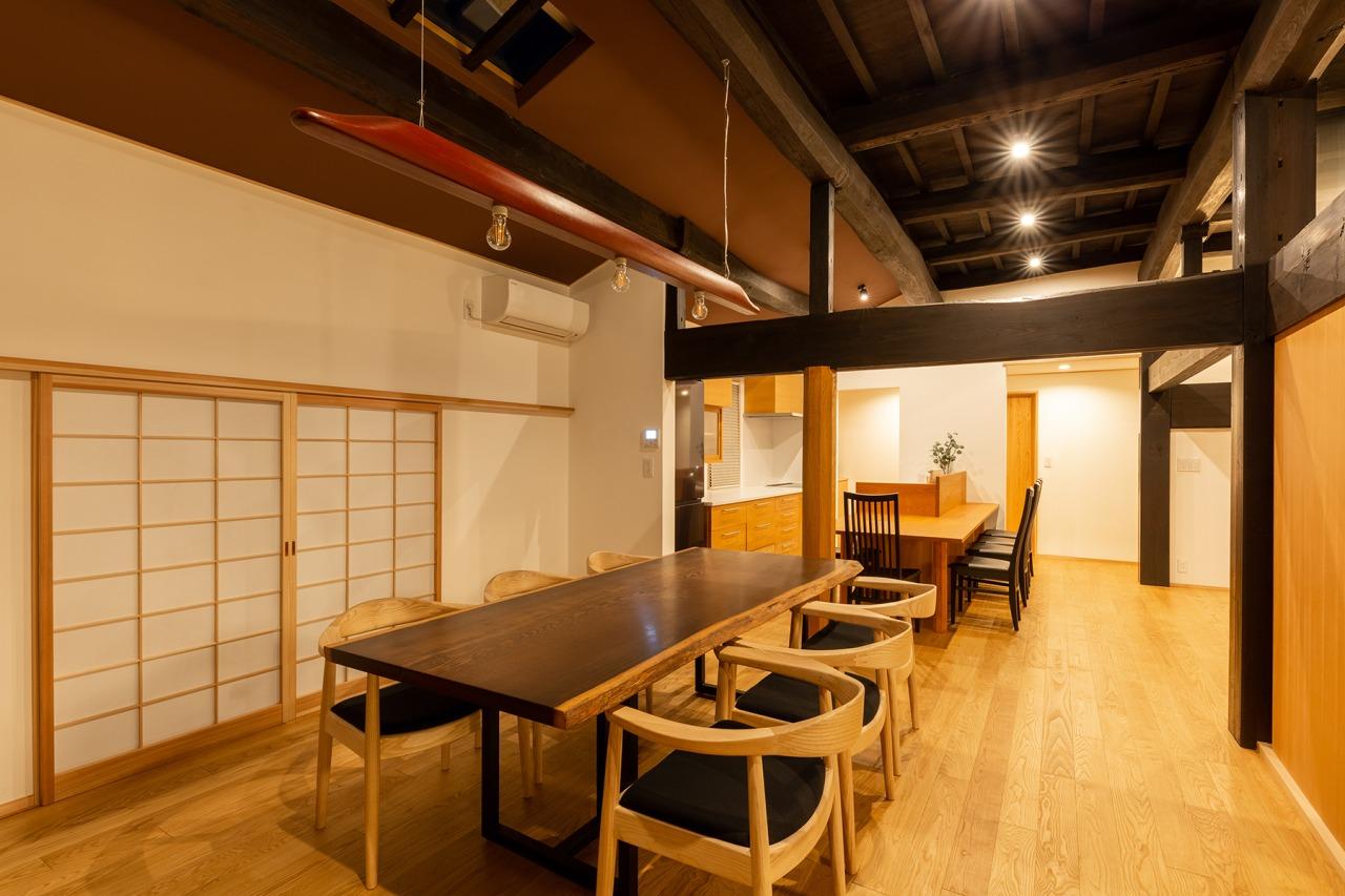 大阪府堺市南区泉田中462-2の売買物件/広いダイニングスペースには床暖房も設置、友人を招いても充分なスペースです。