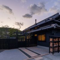 大阪府堺市南区泉田中462-2の売買物件/駐車場には薪を常備しておける棚も設置されています。車は3台駐車可能です。