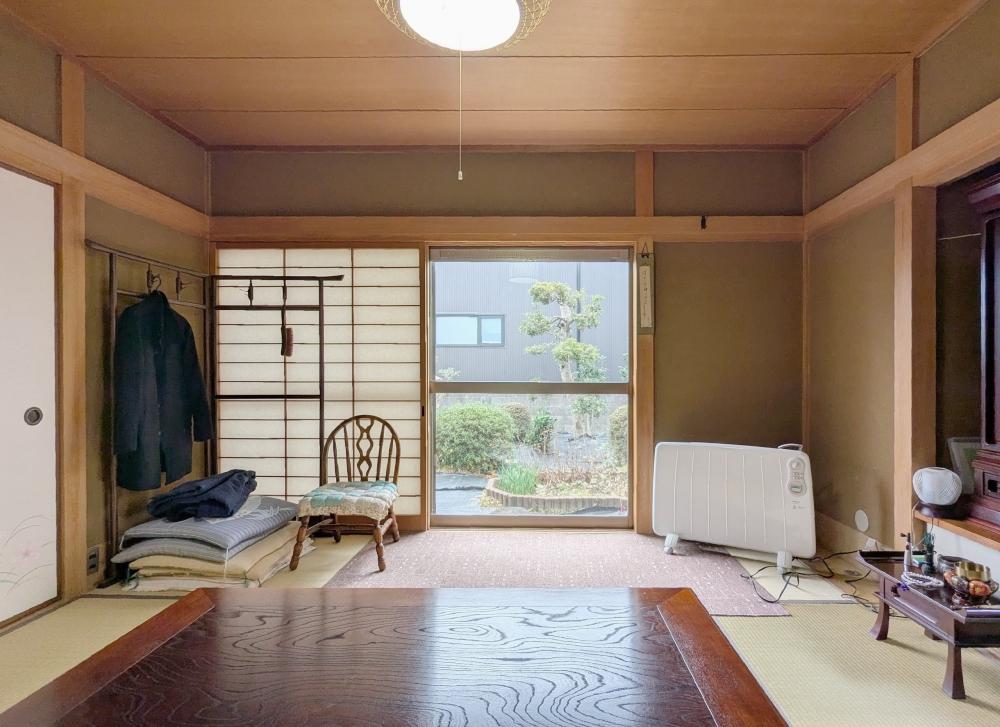 堺市南区原山台4丁の売買物件/リビング横の和室も庭向きに窓があります。窓辺には縁側付き。