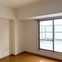 大阪市住吉区大領の売買物件/玄関横、ルーフバルコニーとつながっている洋室。部屋を潰して玄関を広げると、ルーフバルコニーへの動線も良くなりそうです。