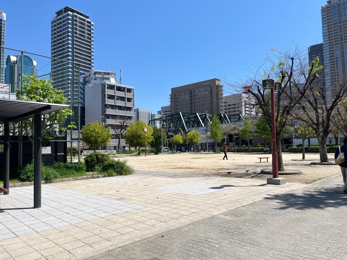 大阪府大阪市北区中津３丁目の賃貸物件/徒歩1分、商店街を抜けたら「中津中央公園」に繋がります。