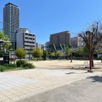 大阪府大阪市北区中津３丁目の賃貸物件/徒歩1分、商店街を抜けたら「中津中央公園」に繋がります。