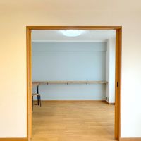 大阪府豊中市寺内の売買物件/２枚引き戸を開けると水色のクロスが可愛い寝室が。