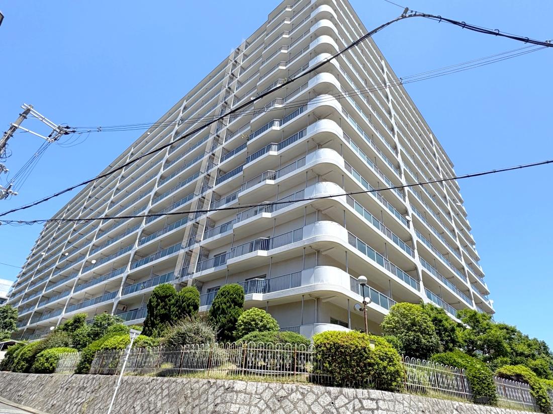 大阪府豊中市寺内の売買物件/青い空に映える白いマンション。