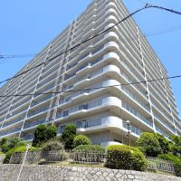 大阪府豊中市寺内の売買物件/青い空に映える白いマンション。