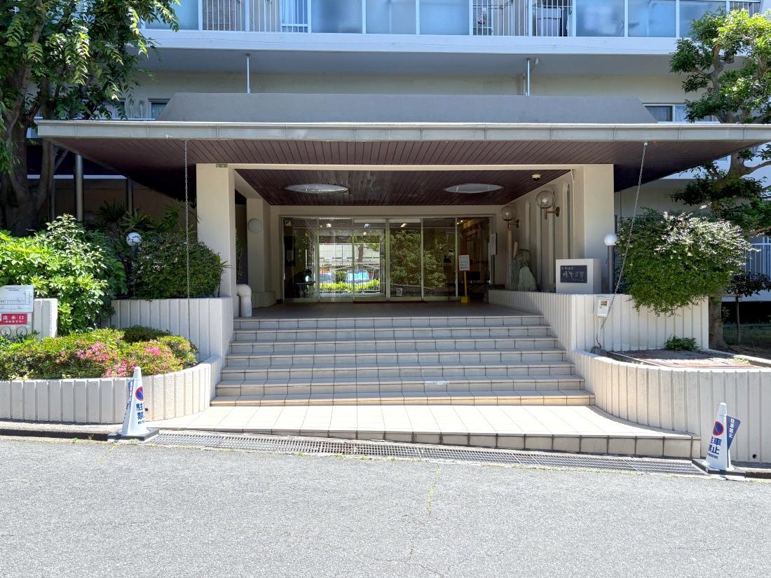 大阪府豊中市寺内の売買物件/エントランスも清潔に掃除されています。