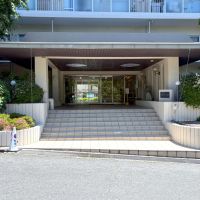 大阪府豊中市寺内の売買物件/エントランスも清潔に掃除されています。