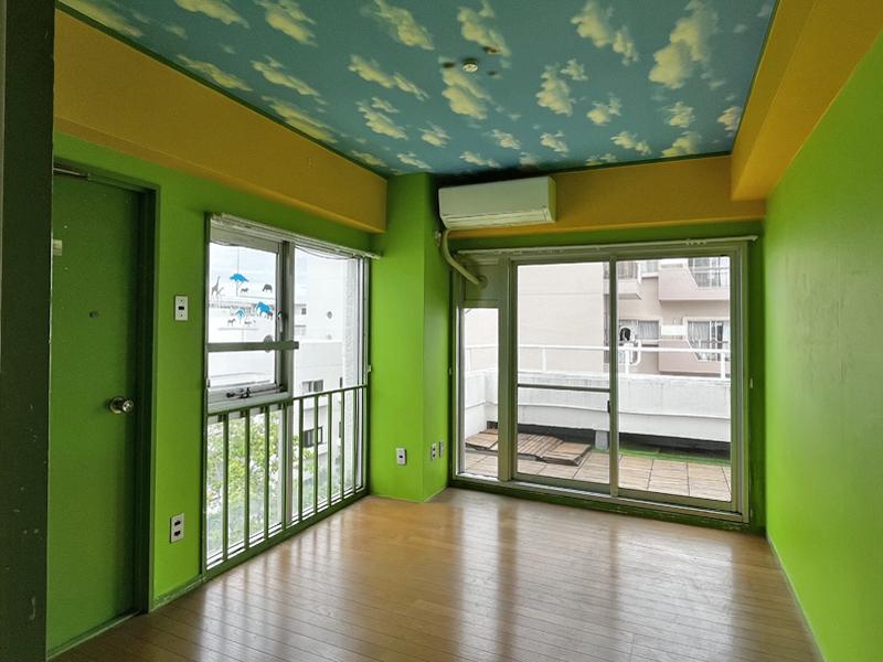 大阪府豊中市上新田４丁目の売買物件/子供部屋だったであろう内装。２面採光で心地よい。