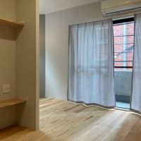 大阪府大阪市北区池田町の賃貸物件/南向きバルコニーから入る柔らかな光で、杉が呼吸しているよう。