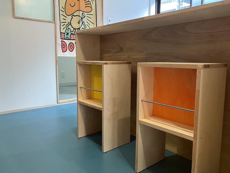 大阪府大阪市北区池田町の賃貸物件/収納にもなるポップな造作スツール。