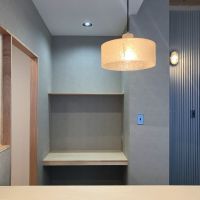 大阪府大阪市北区池田町の賃貸物件/ダイニングテーブルの向かいには、備え付けデスク。