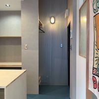 大阪府大阪市北区池田町の賃貸物件/ガルバニウムが鈍く光る玄関。