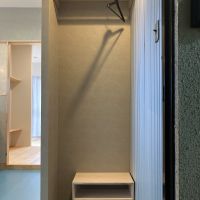大阪府大阪市北区池田町の賃貸物件/造作靴箱と洋服ラック。