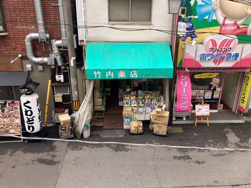 大阪府大阪市北区池田町の賃貸物件/バルコニーから見下ろすと、焼き鳥・薬局・クリーニングのラインナップ。