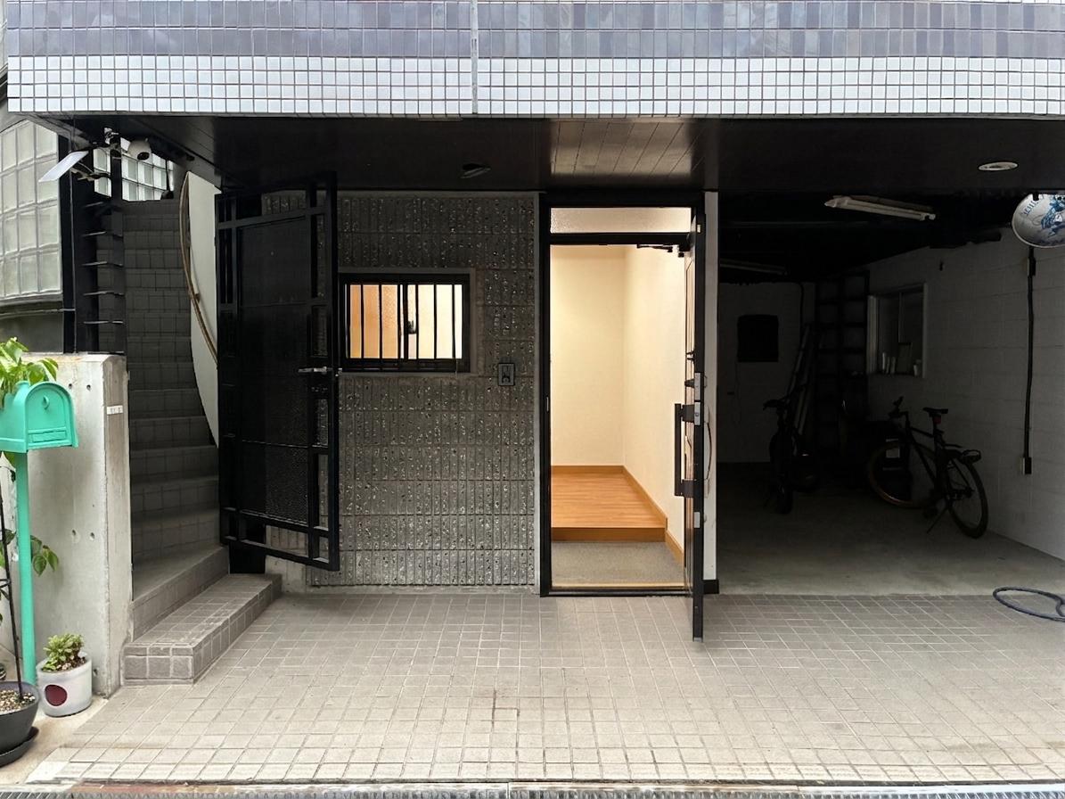 大阪市天王寺区舟橋町の賃貸物件/入り口。用途によって壁や扉の改装も可能です。