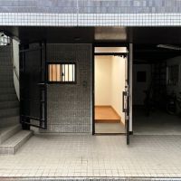大阪市天王寺区舟橋町の賃貸物件/入り口。用途によって壁や扉の改装も可能です。