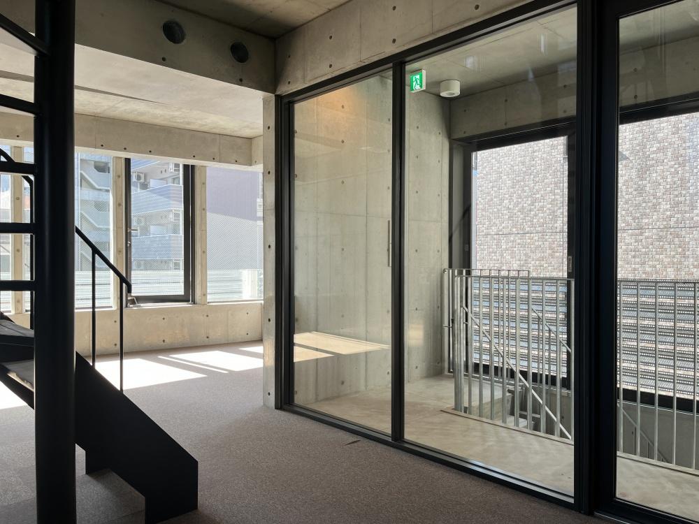 大阪府大阪市中央区南久宝寺町１丁目の賃貸物件/共用部の仕切りはガラス張り。