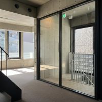 大阪府大阪市中央区南久宝寺町１丁目の賃貸物件/共用部の仕切りはガラス張り。