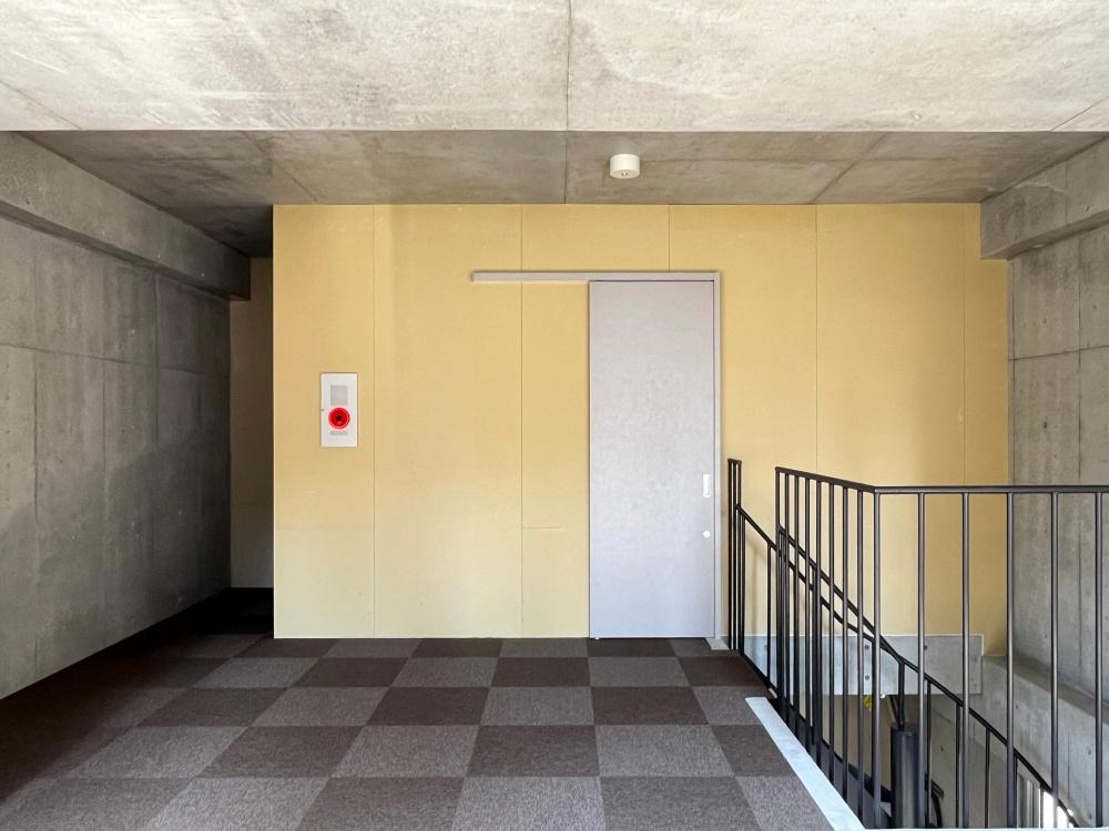 大阪府大阪市中央区南久宝寺町１丁目の賃貸物件/上階全体像。左は収納スペース、扉の奥は水回り。