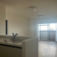 大阪府吹田市西御旅町の売買物件/LDK。床は木の質感が気持ちいい複合フローリング。