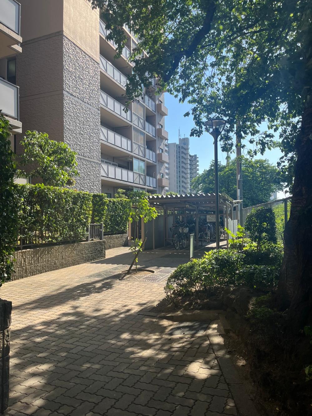 大阪府吹田市西御旅町の売買物件/木漏れ日を抜けたところに駐輪場。