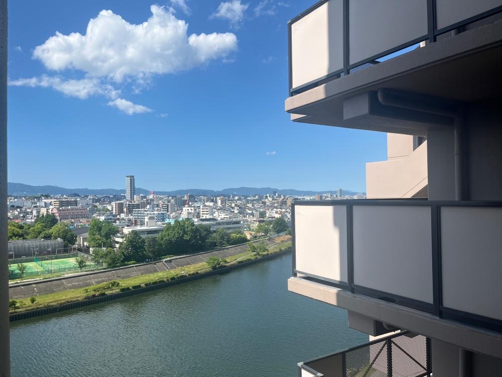 大阪府吹田市西御旅町の売買物件/エレベーターは11階で降りて、12階までは階段で。