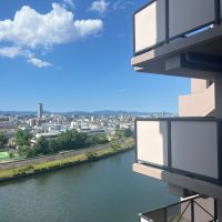 大阪府吹田市西御旅町の売買物件/エレベーターは11階で降りて、12階までは階段で。