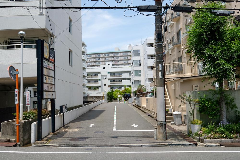 大阪府豊中市上新田４丁目の売買物件/遠藤剛生設計によるマンションが3棟建ち並ぶ。