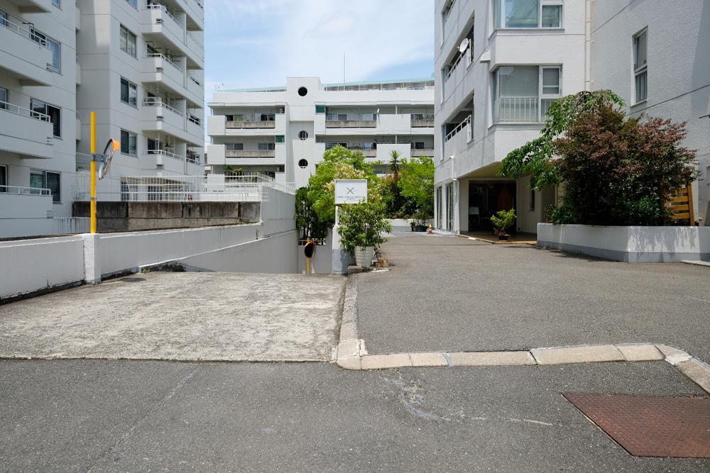 大阪府豊中市上新田４丁目の売買物件/正面側エントランス、スロープの下には地下駐車場。