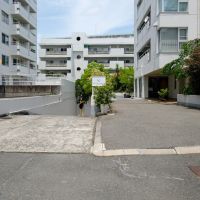 大阪府豊中市上新田４丁目の売買物件/正面側エントランス、スロープの下には地下駐車場。