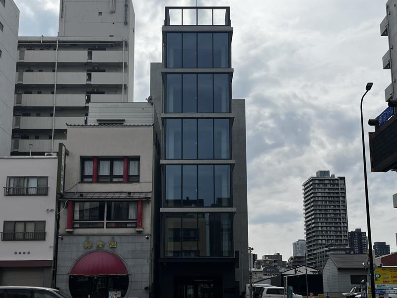大阪市中央区谷町6丁目の賃貸物件/洗練された外観、隣の敷地は駐車場です。
