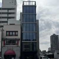 大阪市中央区谷町6丁目の賃貸物件/洗練された外観、隣の敷地は駐車場です。