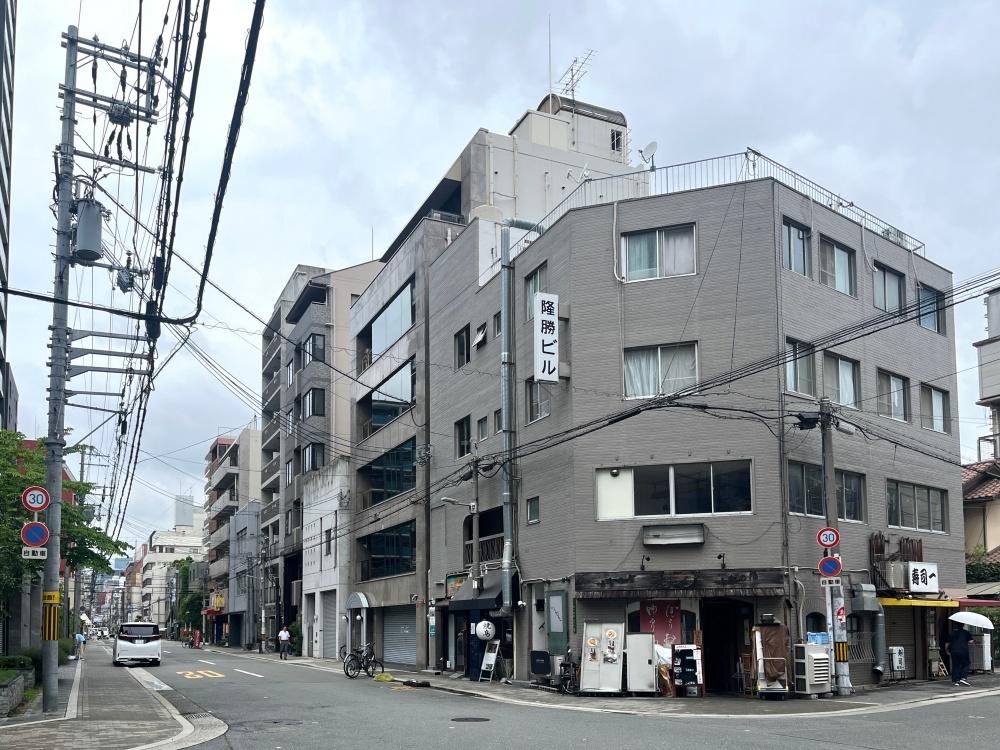 大阪市北区松ケ枝町の賃貸物件/周辺はマンションが並ぶ通り。