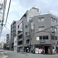大阪市北区松ケ枝町の賃貸物件/周辺はマンションが並ぶ通り。
