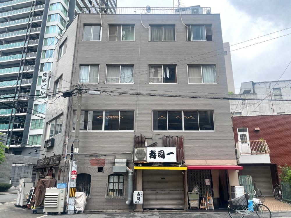 大阪市北区松ケ枝町の賃貸物件/東側の道路から、2階店内の様子が窺えます。