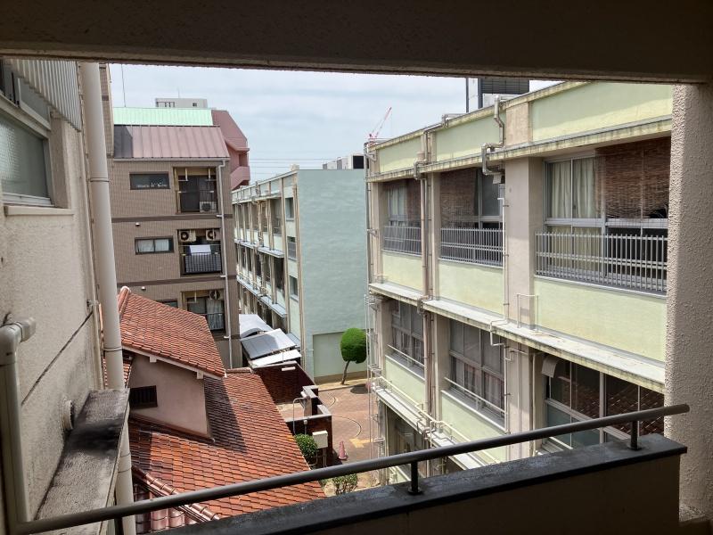 大阪市住之江区住之江１丁目の賃貸物件/裏には小学校。階段からちらり。