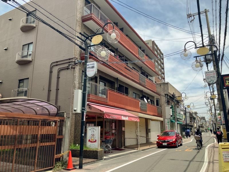 大阪市住之江区住之江１丁目の賃貸物件/オレンジのバルコニー柵と、赤い庇テントがトレードマークのアパート。