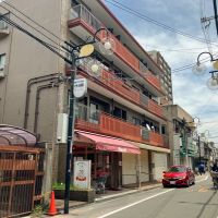 大阪市住之江区住之江１丁目の賃貸物件/オレンジのバルコニー柵と、赤い庇テントがトレードマークのアパート。