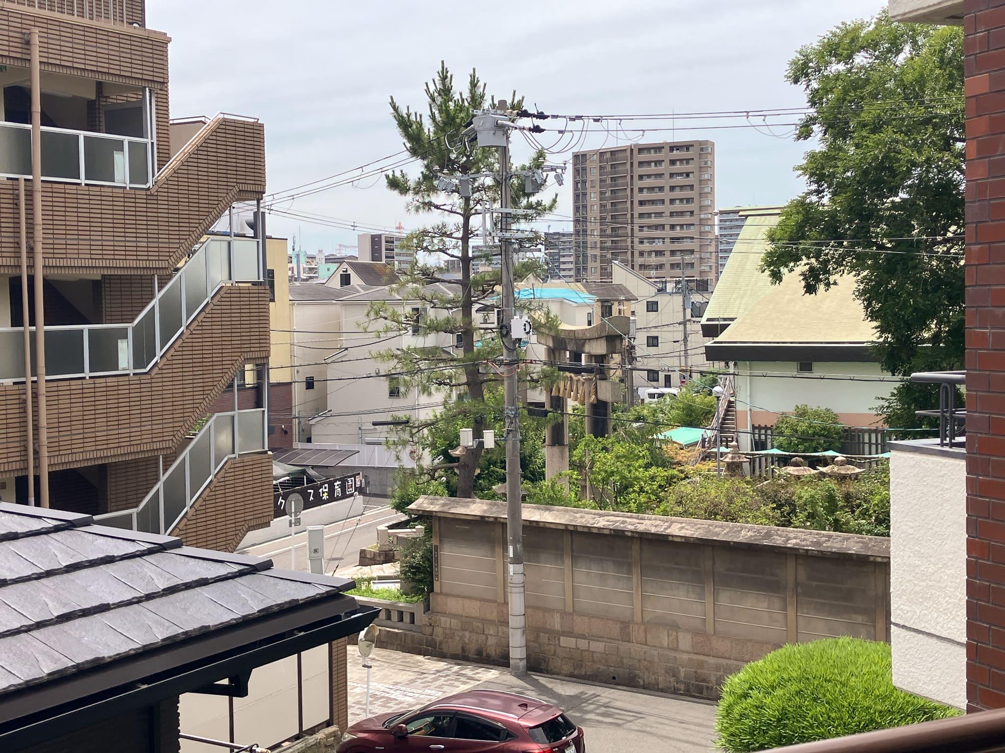 大阪市住吉区上住吉２丁目の賃貸物件/バルコニーから鳥居がちらり。