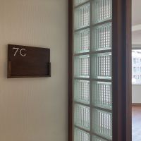 大阪市中央区内平野町2丁目の賃貸物件/玄関扉横のサインとガラスブロックが可愛い。